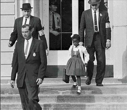 https://www.zaferdergisi.com/assets/uploads/images/irkci-9-Ruby-Bridges-beyazlarin-gittigi-okula-guvenlik-onlemleriyle-girmeye-calistiginda-buyuk-tepkiyle-karsilasmisti.jpg